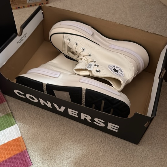 Cream canvas lift converse. NWOT - Picture 9 of 10